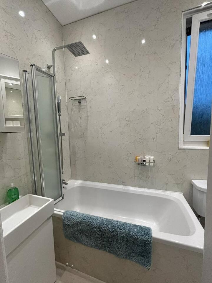 Apartamento Bright Floor 2br In Morningside, Easy Centre Links, Close To And Royal Hospital Edimburgo